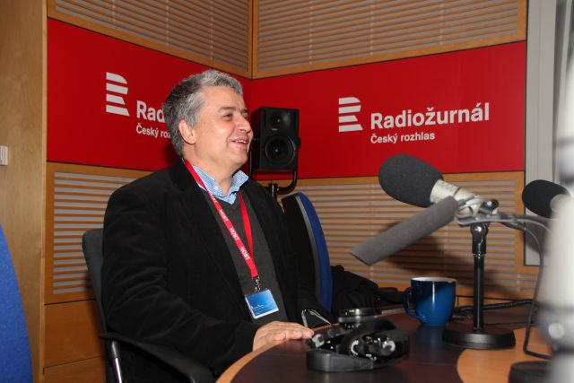 Karel Cudlín přišel do studia Radiožurnálu i se svým fotoaparátem | foto: Prokop Havel,  Český rozhlas