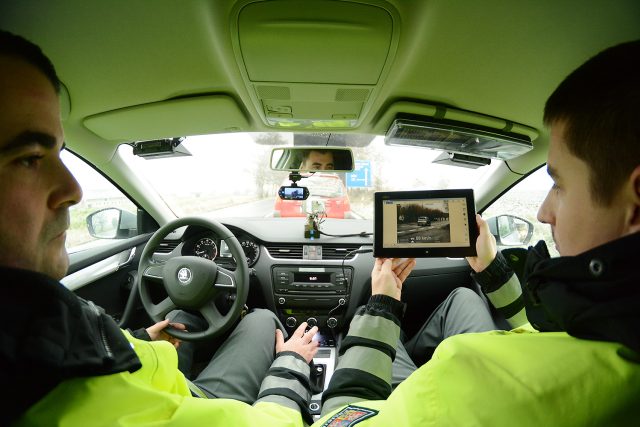 Policisté by mohli za několik let zastavovat prchající řidiče bezpečněji  (ilustrační snímek) | foto: Honza Ptáček,  Český rozhlas