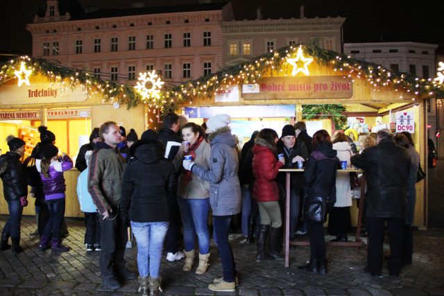 Rozhlasáci prodávali na vánočních trzích punč a cukroví | foto: Petra Ševců,  Český rozhlas