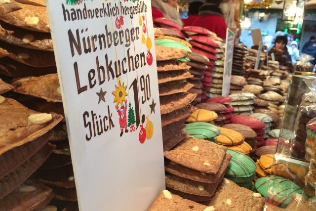 Není nejstarší,  ale v Německu je dost možná nejznámější. Na vánoční trh jezdí do Norimberku každoročně skoro tři miliony lidí | foto: Pavel Polák