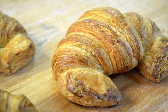 Ručně vyráběné croissanty váží po upečení 110 až 120 gramů | foto: Jolana Nováková,  Český rozhlas