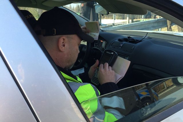 Policisté kontrolují doklady cizinců z osobního auta | foto: Gabriela Hauptvogelová,  Český rozhlas