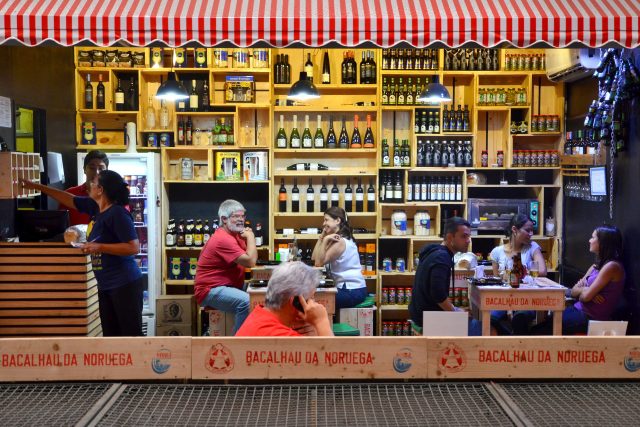 Restaurace,  kde se podávají hlavně speciality z tresky,  k tomu víno a olivový olej. Vše většinou portugalské | foto: David Koubek,  Český rozhlas