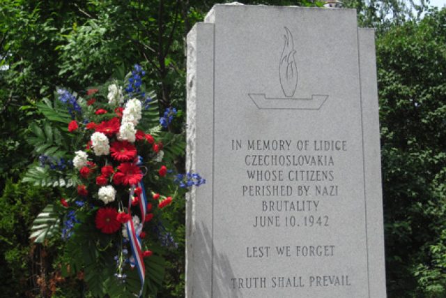Památník připomínající oběti nacistické brutality stojí v amerických Lidicích | foto:  City of Crest Hill