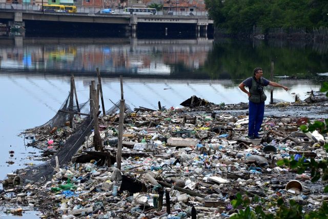 Tuhle zátočinu v roce 2012 zcela vyčistili od odpadků. Takzvané ekobariéry,  tedy sítě,  ale povolily a smetí zaplavilo mangrovové porosty | foto: David Koubek,  Český rozhlas