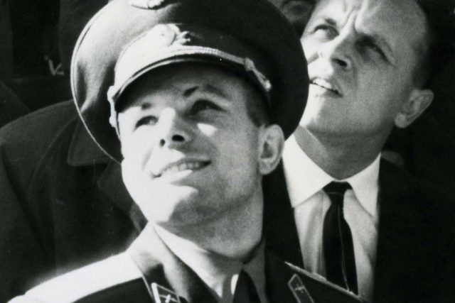 Gagarin na vzdušné přehlídce na základě u egyptské Káhiry | foto: bundesarchiv.de   ,  Wikimedia Commons,  Public domain