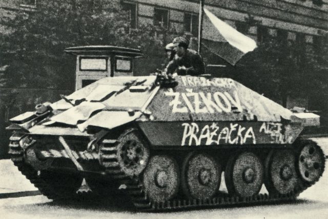 Stíhač tanků Hetzer ukořistěný povstalci v květnu 1945 | foto: archiv VHÚ Praha