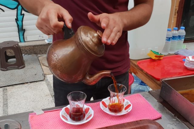 Sklo je pro turecký čaj důležité. Každý si řekne,  jak chce čaj silný a ve skle si podle barvy může zkontrolovat,  jestli je to správně. | foto: Štěpán Macháček,  Český rozhlas,  Český rozhlas