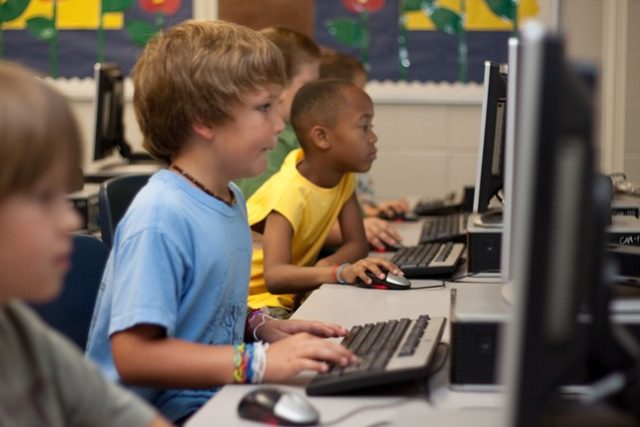 Děti se učí programovat  (ilustrační snímek) | foto: CC0 Public domain,  Fotobanka Pixabay