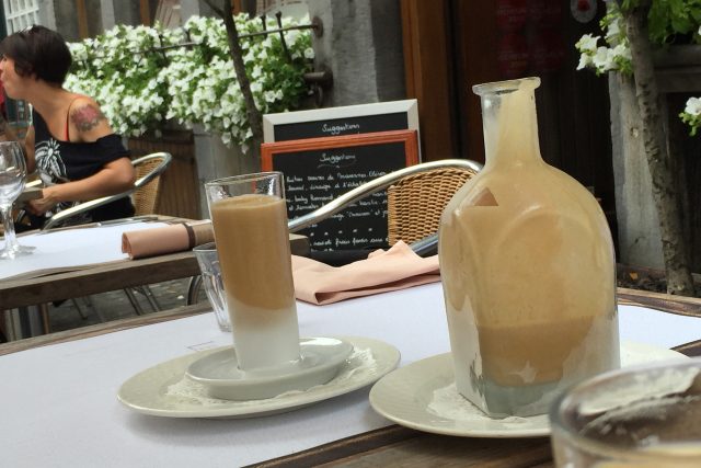 Lutyšská káva,  dezert,  který dostanete do namražené karafy a namražených skleniček | foto: Ondřej Houska