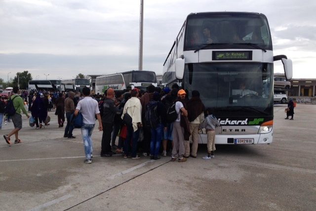 Rakousko převáží migranty,  kteří dorazili z Maďarska,  pomoci vlaků a autobusů | foto: Petr Vavrouška,  Český rozhlas