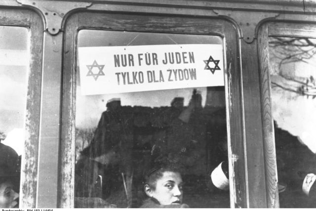 Varšava 1940,  nápis na tramvaji &quot;Pouze pro Židy&quot; | foto:  Bundesarchiv Bild 183-L14404