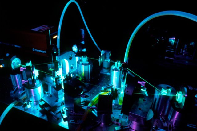 Vědci už dlouho experimentují s vlivem velmi silných a velmi krátkých pulsů na atomy | foto:  © Physics Dept.,  Imperial College/Science Photo Library