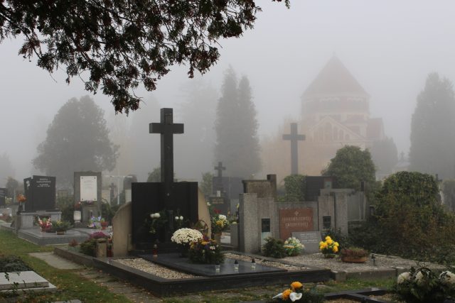 Dušičky v mlžném oparu na olomouckém hřbitově | foto: Aleš  Spurný
