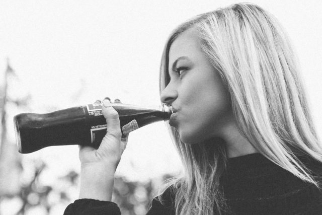 Žena pijící kolu | foto: CC0 Public domain,  Fotobanka Pixabay