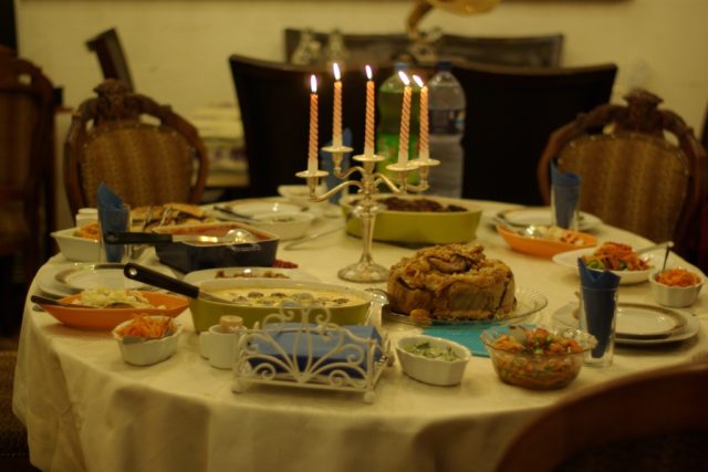 Prostřený stůl s palestinskou večeří ve starém domě v izraleské Jaffě | foto: Štěpán Macháček,  Český rozhlas
