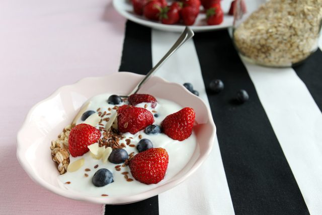 jogurt s jahodami a müsli | foto: Fotobanka Pixabay