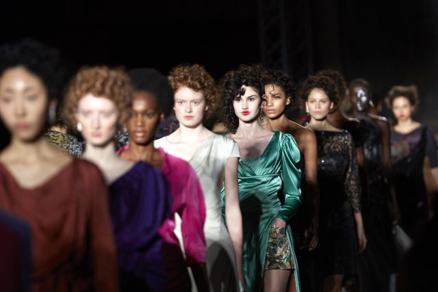 Z kolekce známé návrhářky Vivienne Westwood | foto:  London Fashion Week