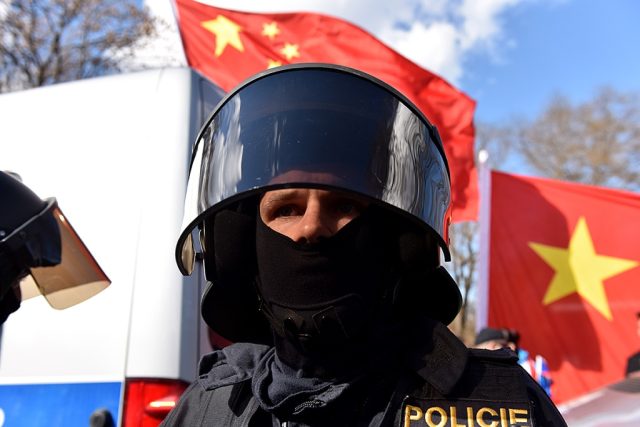 Na poklidný průběh akce dohlížely desítky policistů | foto: Filip Jandourek