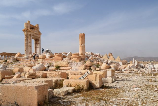 Poničené památky v syrské Palmýře | foto: Robert Mikoláš