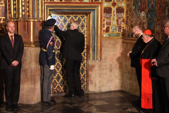 Uložení korunovačních klenotů do Korunní komory v Chrámu sv. Víta | foto: Filip Jandourek