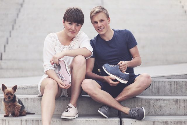 Václav Staněk  (vpravo) vyhrál soutěž Rozjezdy se svými ručně šitými botami | foto: Lucie Urbanová