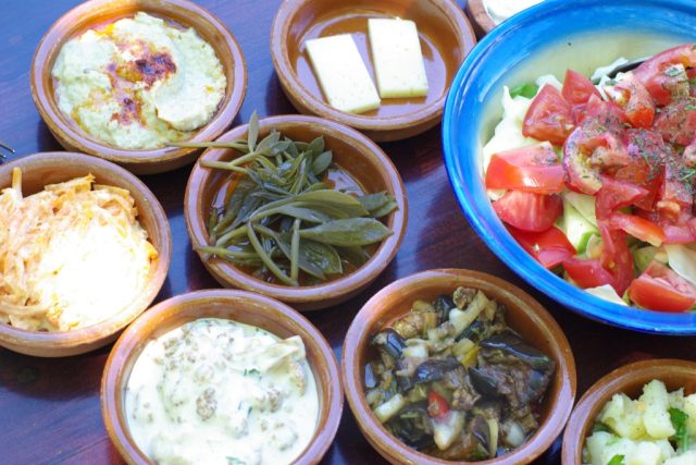 Jedním z oblíbených středomořských pokrmů je mezze - malé množství různých jídel v hojném počtu | foto: Štěpán Macháček,  Český rozhlas