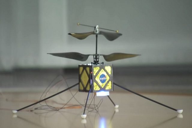 Marsovský rover s malým létajícím společníkem | foto:  youtube.com