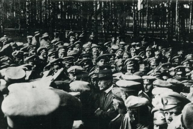 T. G. Masaryk mezi legionáři v Bělorusku,  1917 | foto: Národní muzeum Praha