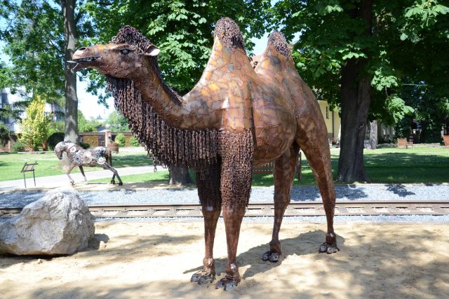 Ojedinělá kovozoo ve Starém Městě u Uherského Hradiště se zvířaty z kovového šrotu | foto: Michaela Rudošová