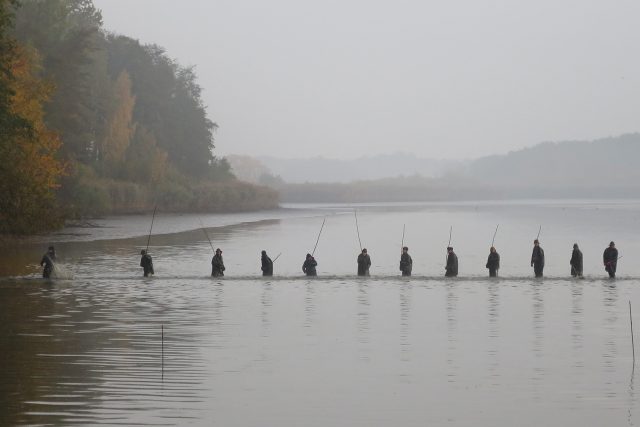 Rybáři se sítěmi a klacky na plašení ryb | foto: Tereza Brázdová,  Český rozhlas