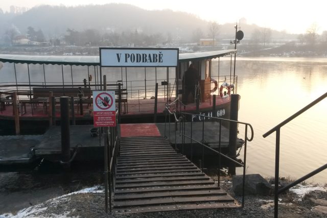 Přívoz v pražské Podbabě funguje i v mrazech. | foto: Radek Duchoň,  Český rozhlas