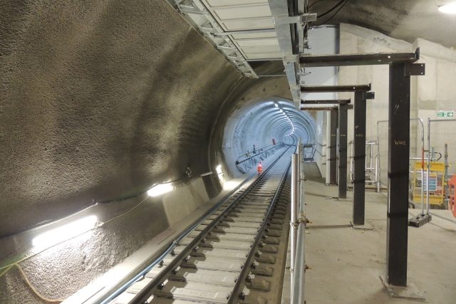 Při stavbě nové železnice vzniká v Londýně na 42 kilometrů nových tunelů | foto: Jiří Hošek