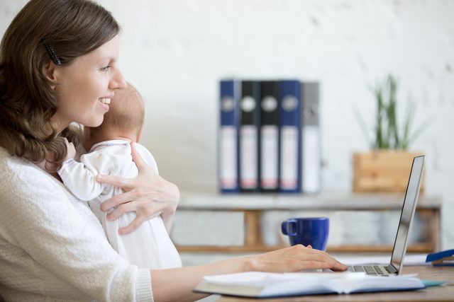 Matky mají nižší příjmy až o 20 procent | foto: Shutterstock
