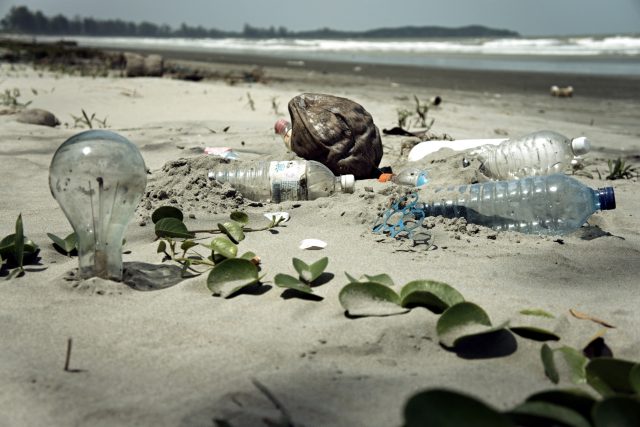 Odpad vyplavený z moře na pláž | foto:  CC-BY-2.0,   epSos.de
