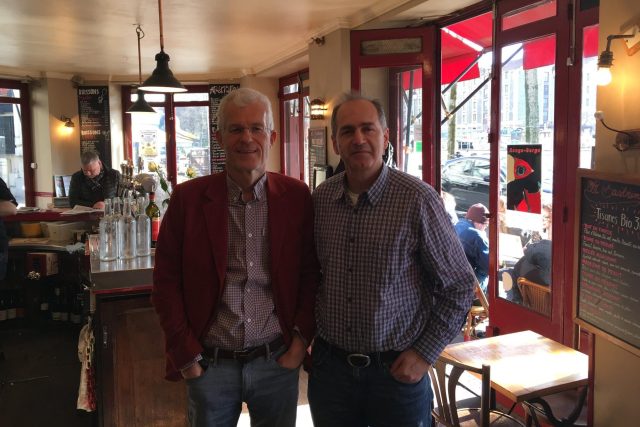 Britský spisovatel Stephen Clarke a Jan Šmíd v pařížské kavárně Bastringue | foto: Jan Šmíd,  Český rozhlas