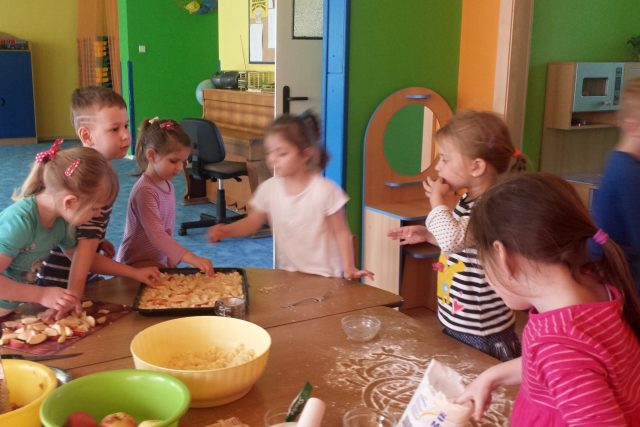 Děti v mateřské školce v Bohumíně vaří podle receptů ze slezské kuchařky | foto: Andrea Brtníková,  Český rozhlas