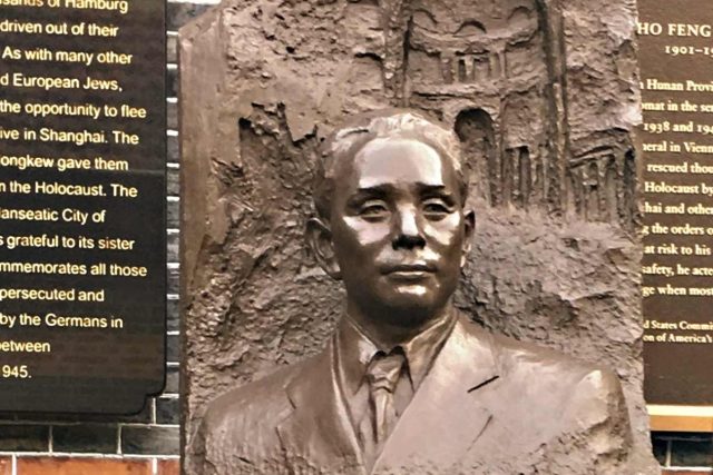 Památník Ho Feng-Shana před šanghajským židovským muzeem | foto: David Jakš,  Český rozhlas