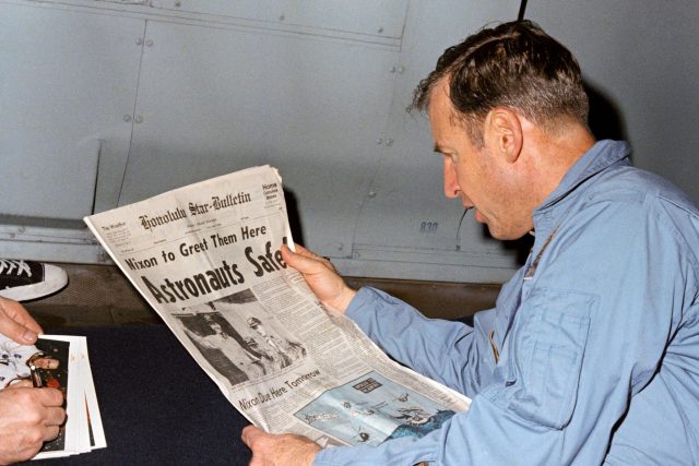 Velitel mise Apollo 13 James A. Lovell Jr. si čte o svém návratu z vesmíru | foto:  NASA