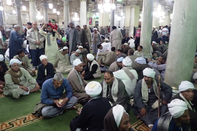 Také uvnitř mešity věřící posedávají na kobercích | foto: Štěpán Macháček,  Český rozhlas