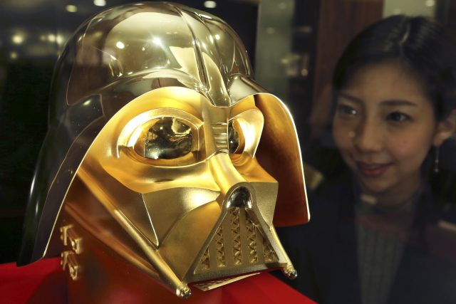 Zlatá kopie masky Dartha Vadera. | foto: ČTK