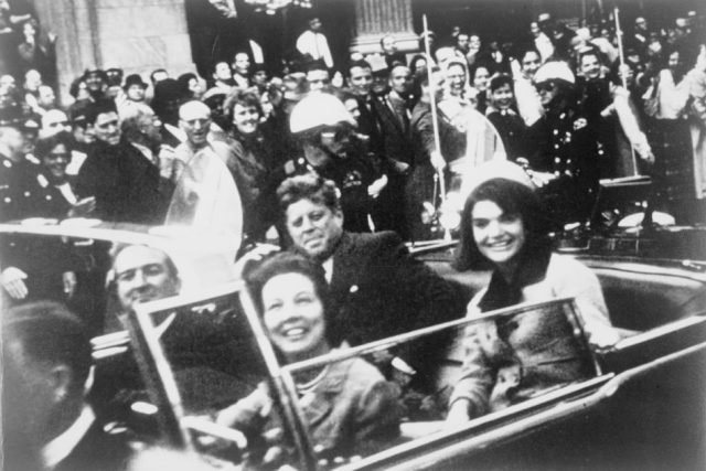 JFK s manželkou pár vteřin před smrtí v Dallasu 22.11.1963  |  Foto: Library of Congress | foto:  Library of Congress