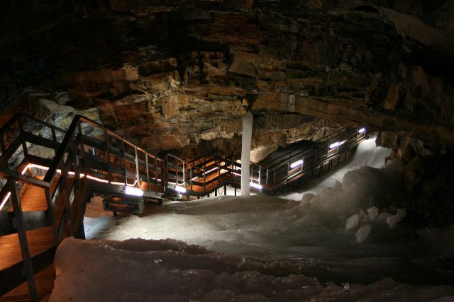 Dobšínská ledová jeskyně leží v nadmořské výšce necelých tisíc metrů nad mořem | foto: licence GNU Free Documentation License,   Jojo