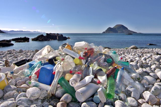 Až 70 % odpadu v evropských mořích jsou jednorázové plasty | foto:  CC BY-NC-ND 2.0,  Bo Eide