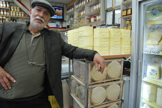 Ismail je hrdým majitelem sýrány v tureckém Karsu u hranic s Arménií | foto: Jaromír Marek,  Český rozhlas