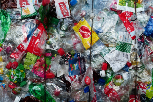 Plastový odpad - plast | foto: CC0 Public domain