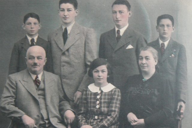 Rodina Mannheimerova,  zleva stojící Edgar,  Erich,  Max,  Arnošt,  zleva sedící otec Jakub,  Kateřina,  matka Markéta | foto: Post Bellum