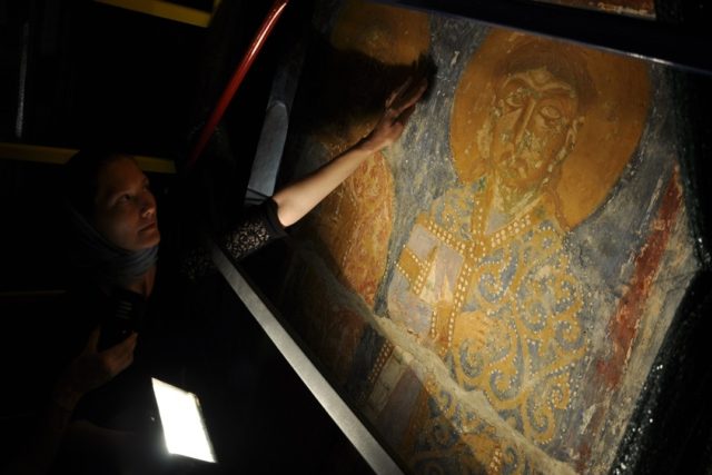 Irina Ivanovská ukazuje skrytý nápis vedle fresky svatého Václava | foto: Tomáš Vlach,  Český rozhlas
