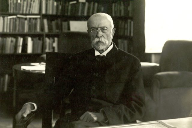 Prezident T. G. Masaryk ve své pracovně na Pražském hradě | foto: Archivní a programové fondy Českého rozhlasu