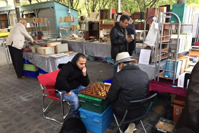 Knižní trh je pro Francouze příležitost zpříjemnit si den třeba hrou šachů | foto: Martin Balucha,  Český rozhlas